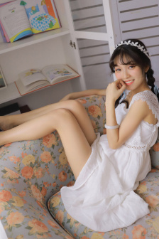 她的微笑像颗糖